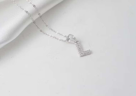 Mặt dây chuyền chữ L - biểu tượng cho chữ Love