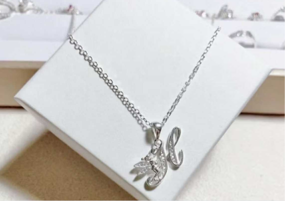 Mặt dây chuyền chữ cái cách điệu